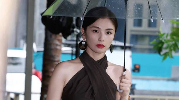 刘涛大换风格，穿挂脖连体裤扎低马尾，美得像换了个人