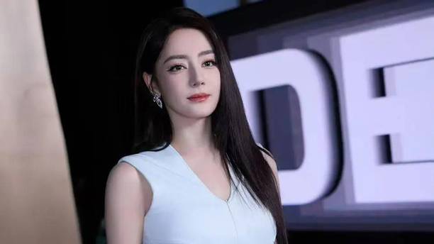 迪丽热巴全程捂胸显局促！女明星光鲜背后满是无奈