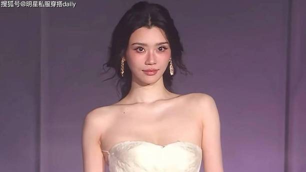 37岁奚梦瑶封神红毯！维密归来仙气炸裂