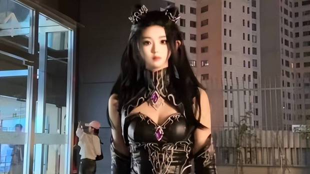 朱竹清cos紧身衣配皮裤好感性，长的也很美，粉丝表示也太还原了