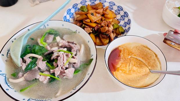 炒土豆片，蒸鸡蛋，再来一个汤，搞定