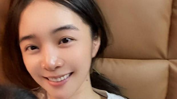 余霜生娃后首次亮相，抱着女儿看管泽元玩游戏，一家人其乐融融