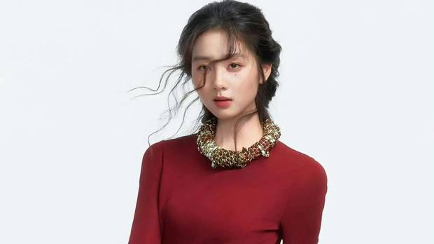 黄多多VOGUE盛典红毯首秀，CHANEL酒红长裙复古氛围感拉满