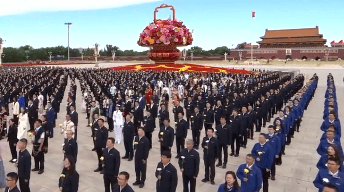向人民英雄敬献花篮 全场高唱国歌