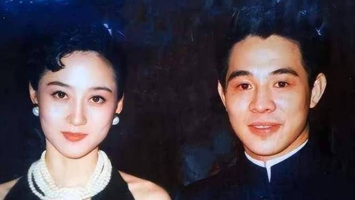 62岁利智和丈夫李连杰一起去尼泊尔，短发暴瘦到认不出，你怎么看？