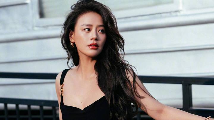 马思纯身着黑色吊带开衩裙性感吸睛，你喜欢吗？