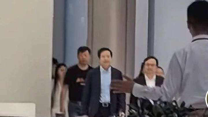 雷军陪比亚迪ceo王传福参观小米工厂，你认为他是成功的企业家吗？