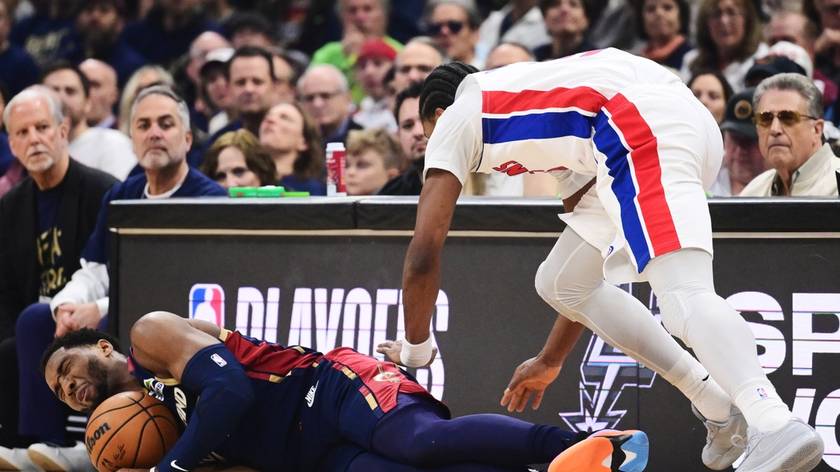 NBA-骑士VS活塞 米切尔倒地护球