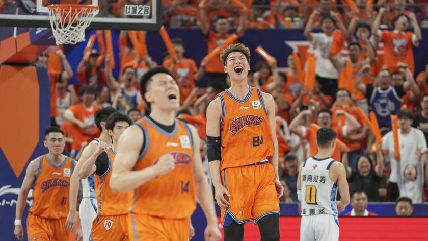 CBA-上海4-1广厦夺得总冠军 全队庆祝胜利
