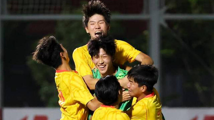 U17国足与阿森纳U17男足共同捧回冠军奖杯