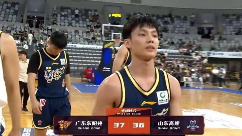 山东男篮逆转广东，胡明轩11+4徐杰8中1，崔永熙9分王岚嵚10分4板