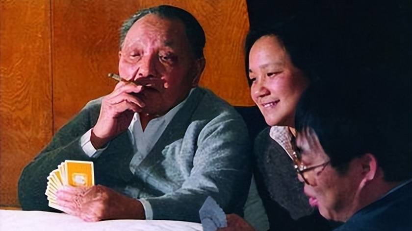 1989年，王汉斌陪邓小平打牌后坐自行车回家，邓：听说你坐二等车