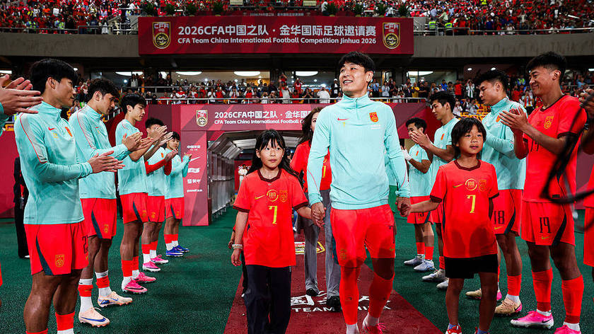 国足热身0-0泰国 全队列队致敬武磊百场