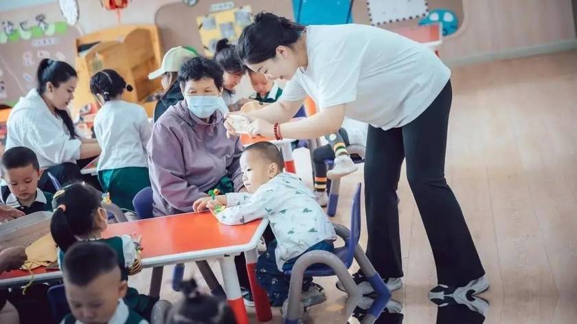 四十多万幼师含泪离场：比失业更狠的，反而是全社会的偏见！