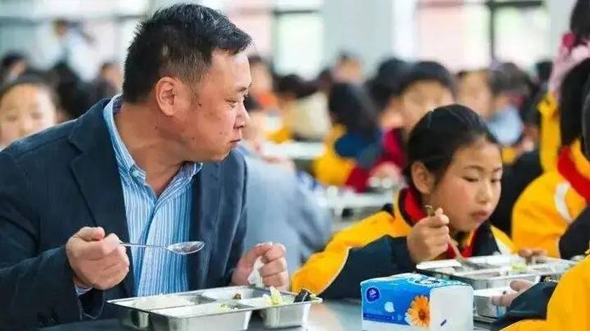 小学生哭着给校长打电话，最新后续来了！