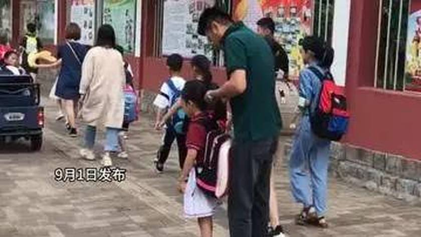 第一批“20后”踏进小学一年级