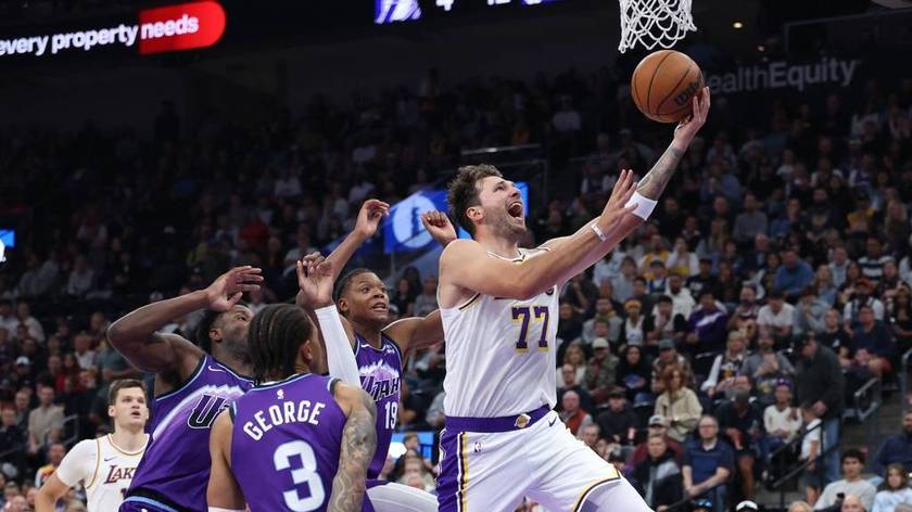 NBA-湖人胜爵士 东契奇飞身上篮