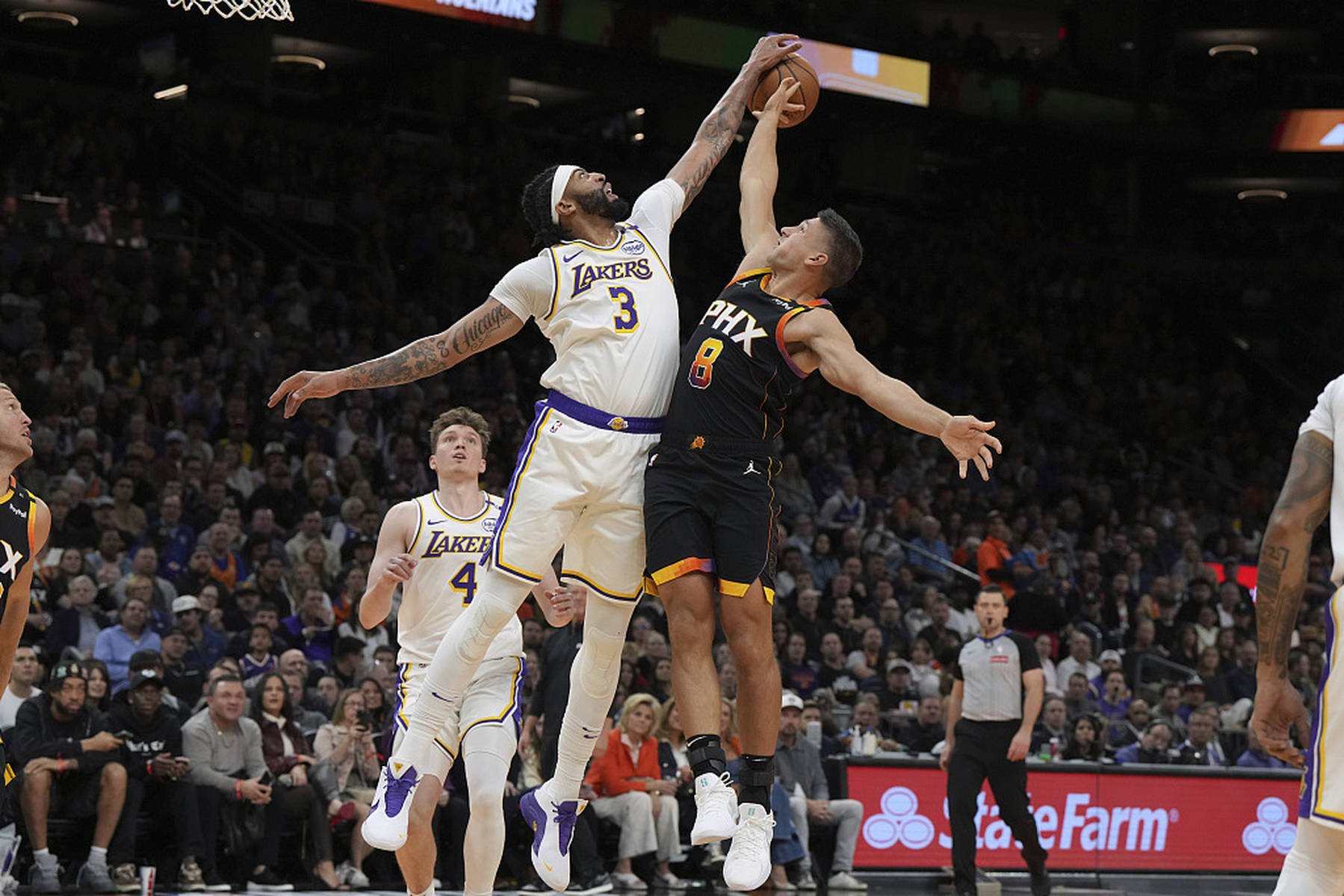 高清：NBA-太阳27分大胜湖人 詹姆斯运球突破