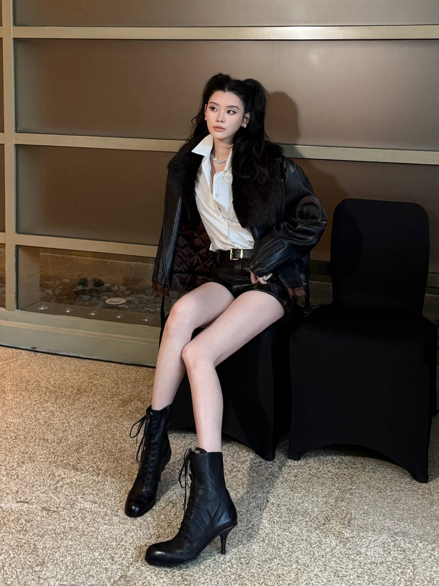 奚梦瑶穿皮衣短裤秀白嫩美腿!扎双马尾秒变鬼马少女