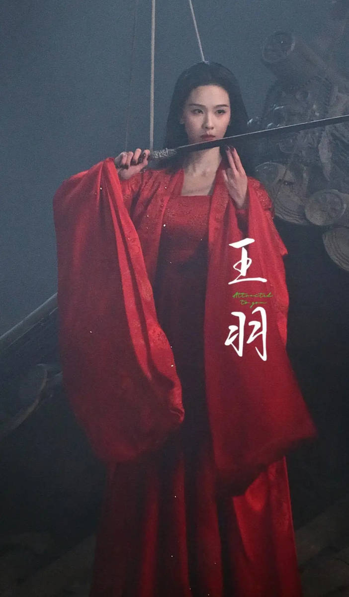 陈都灵一袭红衣化身女侠客 手持长剑英姿飒爽