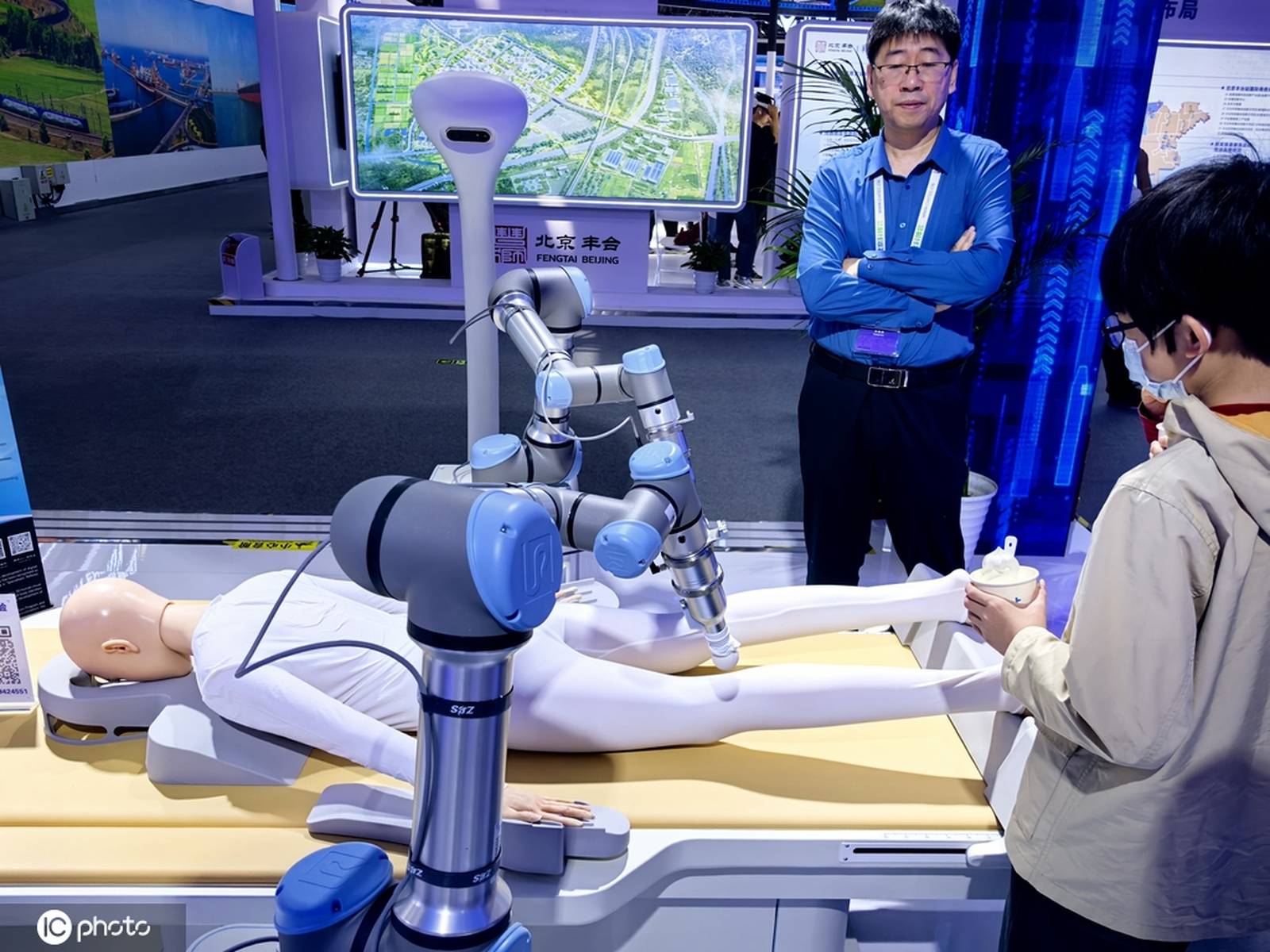 北京机器人化身老中医现场理疗