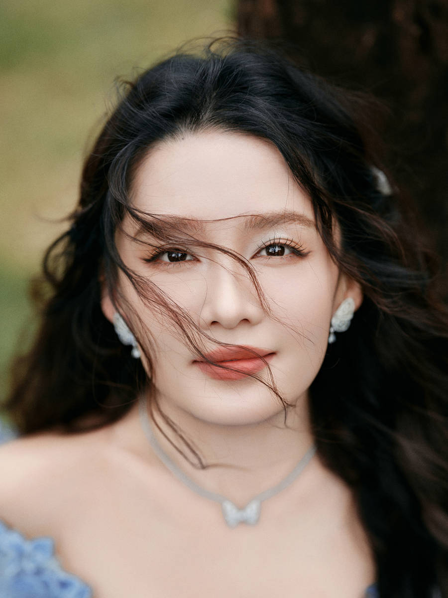 李沁穿蓝色礼裙仙气飘飘 卷发造型优雅俏皮