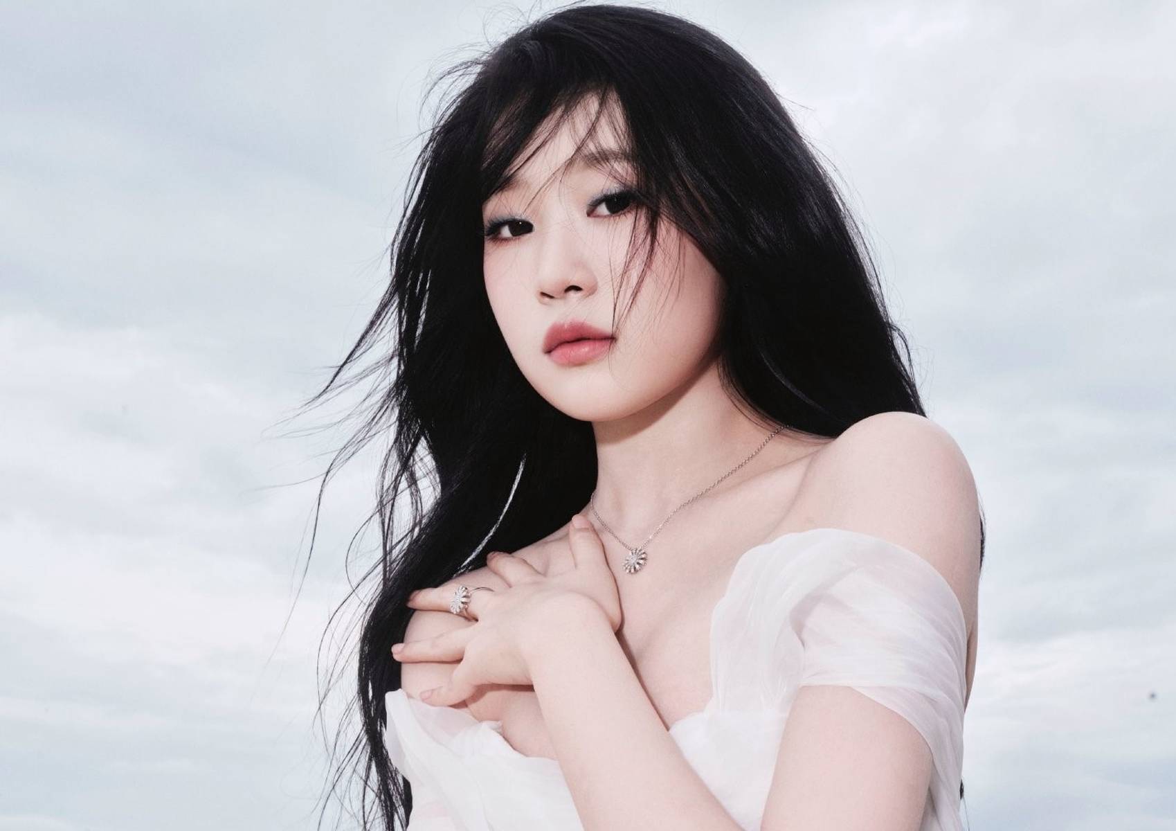 沈佳润穿白色露肩装灵动清冷 海边走红毯从容自信