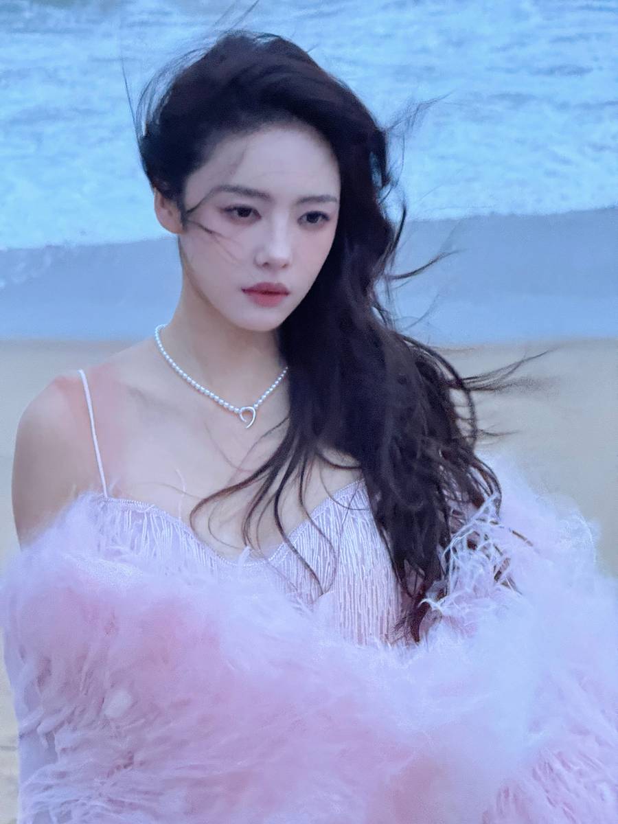 蔡文静穿粉色毛绒外套仙气十足 手捧椰子眼神灵动