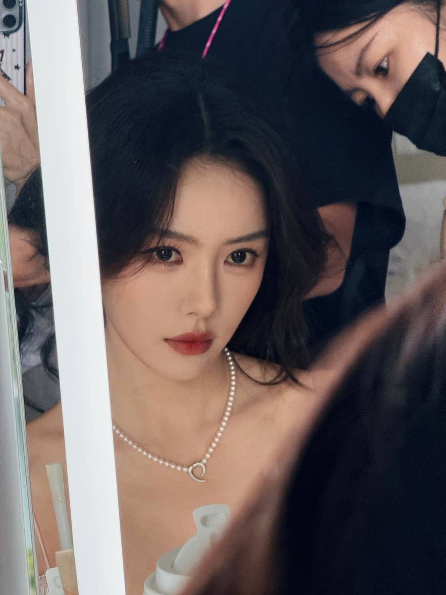 蔡文静穿粉色毛绒外套仙气十足 手捧椰子眼神灵动