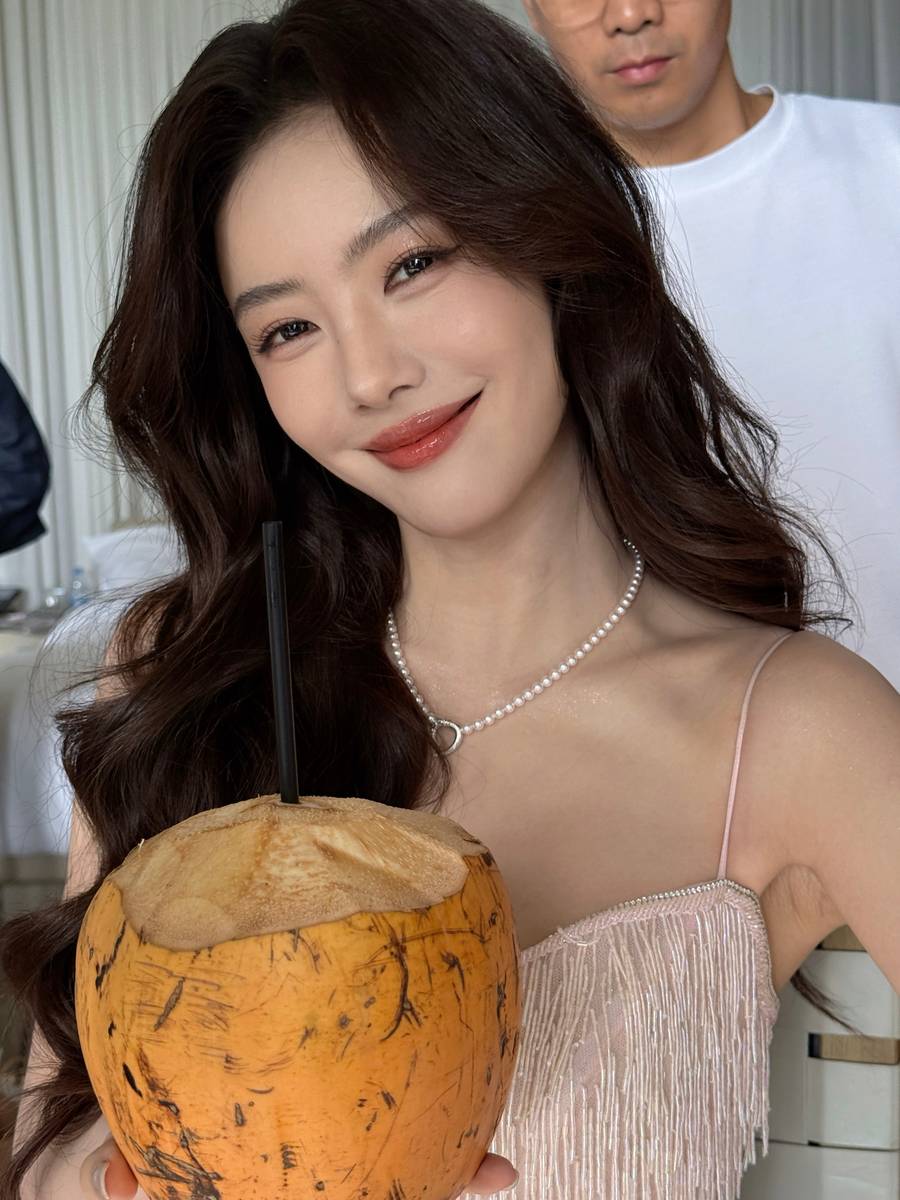 蔡文静穿粉色毛绒外套仙气十足 手捧椰子眼神灵动