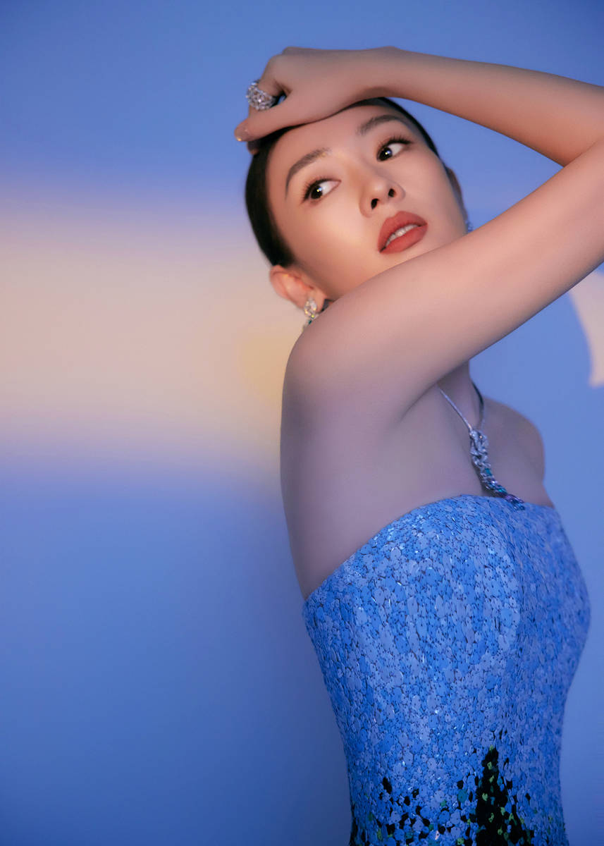 童瑶一身蓝色抹胸裙温婉动人 戴珠宝项链高贵优雅