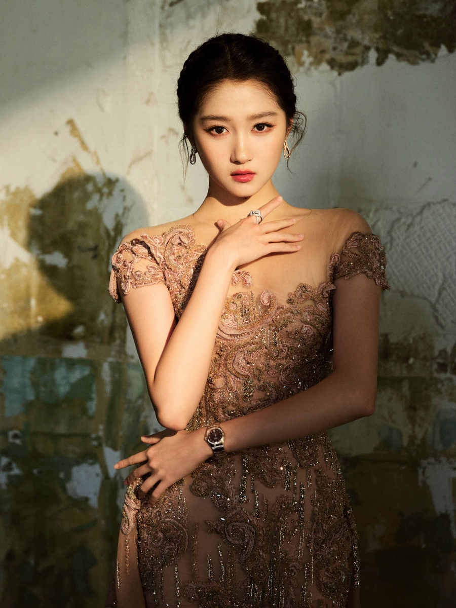 关晓彤身穿香槟粉鎏金纱裙 回眸一笑一眼万年