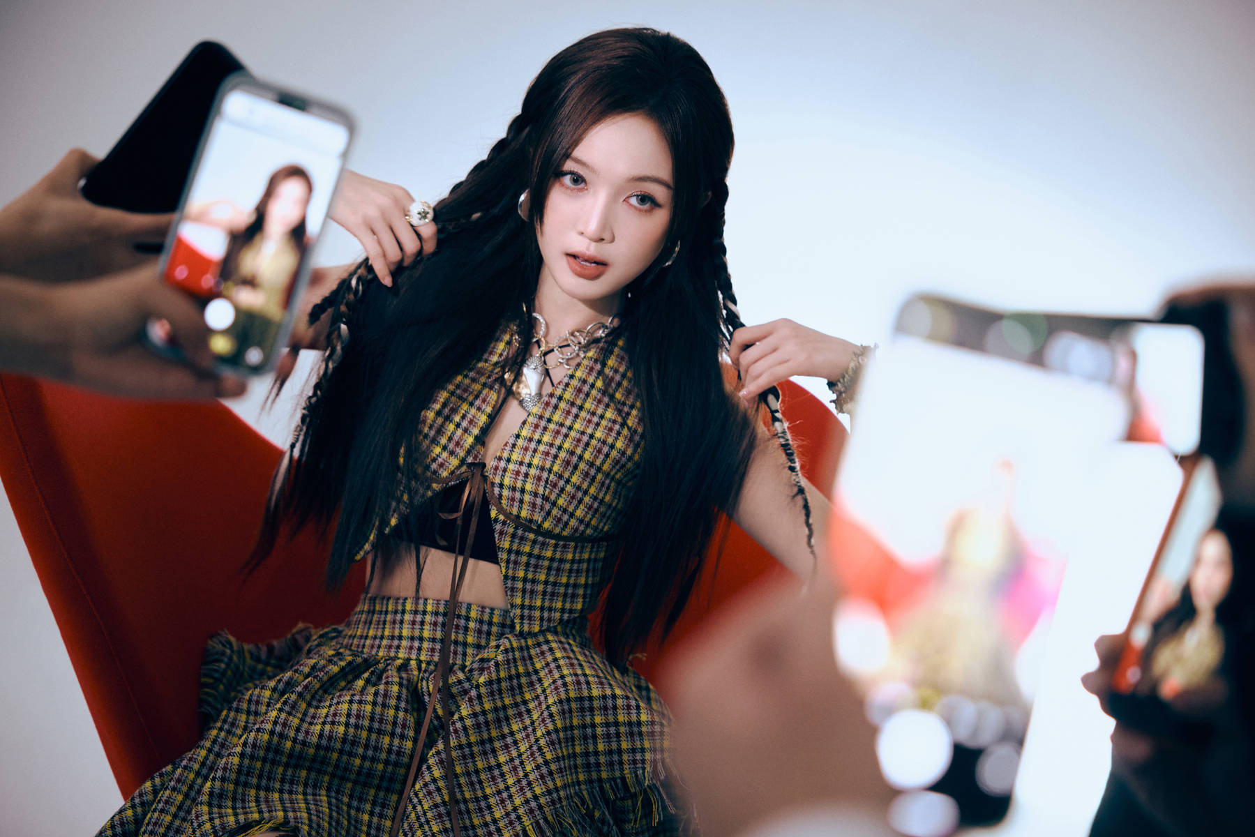 吴宣仪格子连衣裙气质甜美 手拿吉他化身摇滚少女