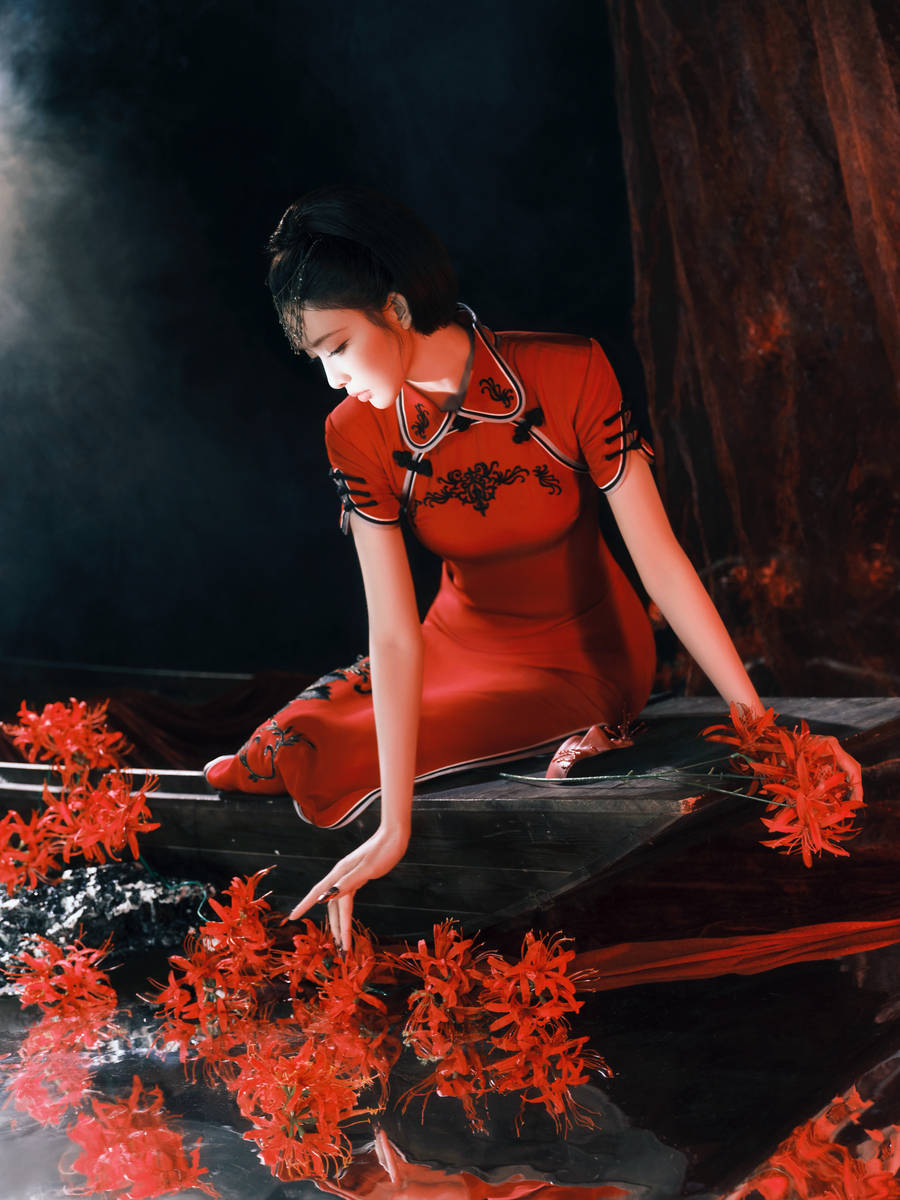 孟子义穿红色旗袍身姿曼妙 手持羽毛扇冷艳动人