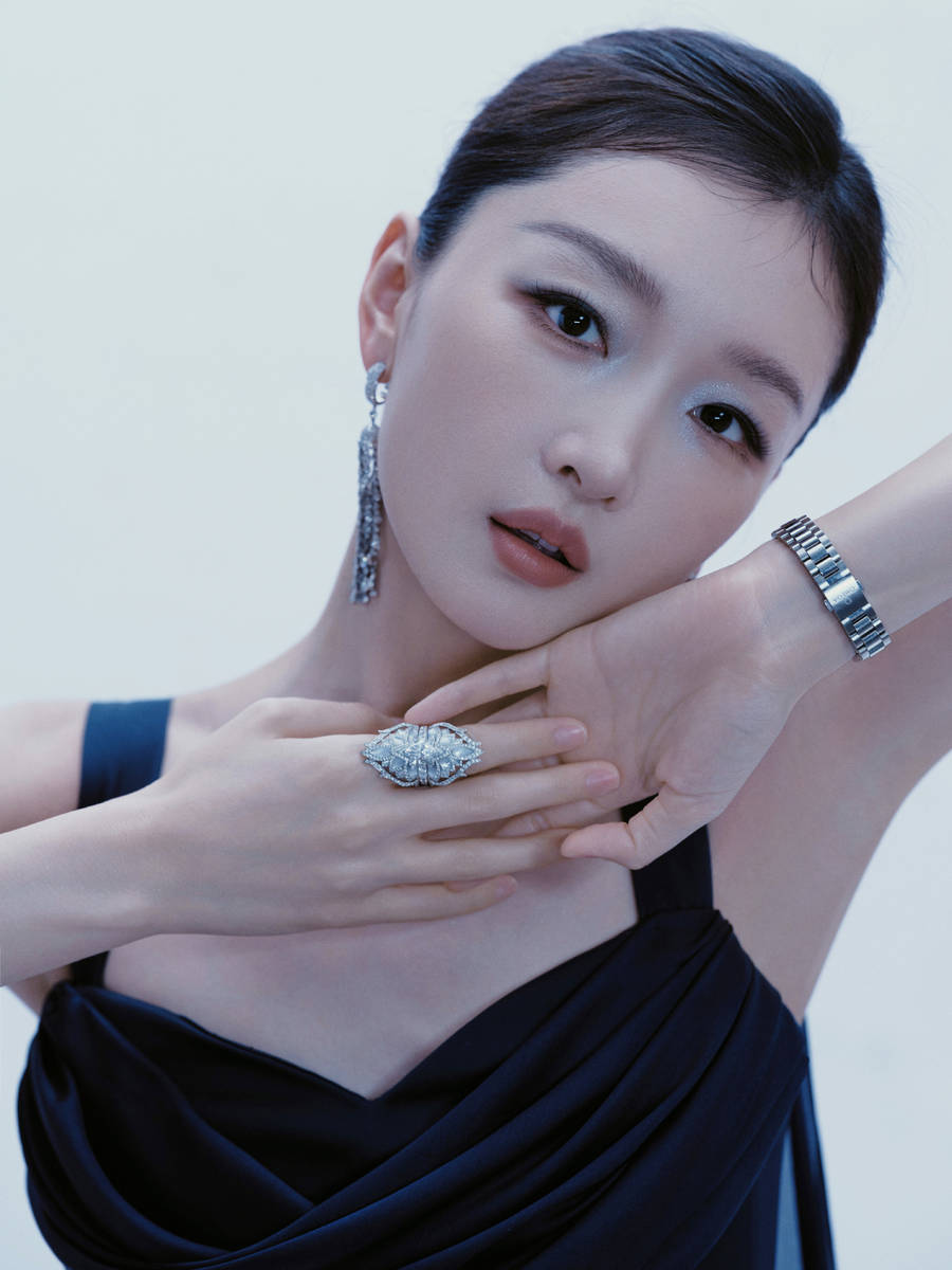 周冬雨穿黑色礼服腰肢纤细 梳复古盘发气质优雅