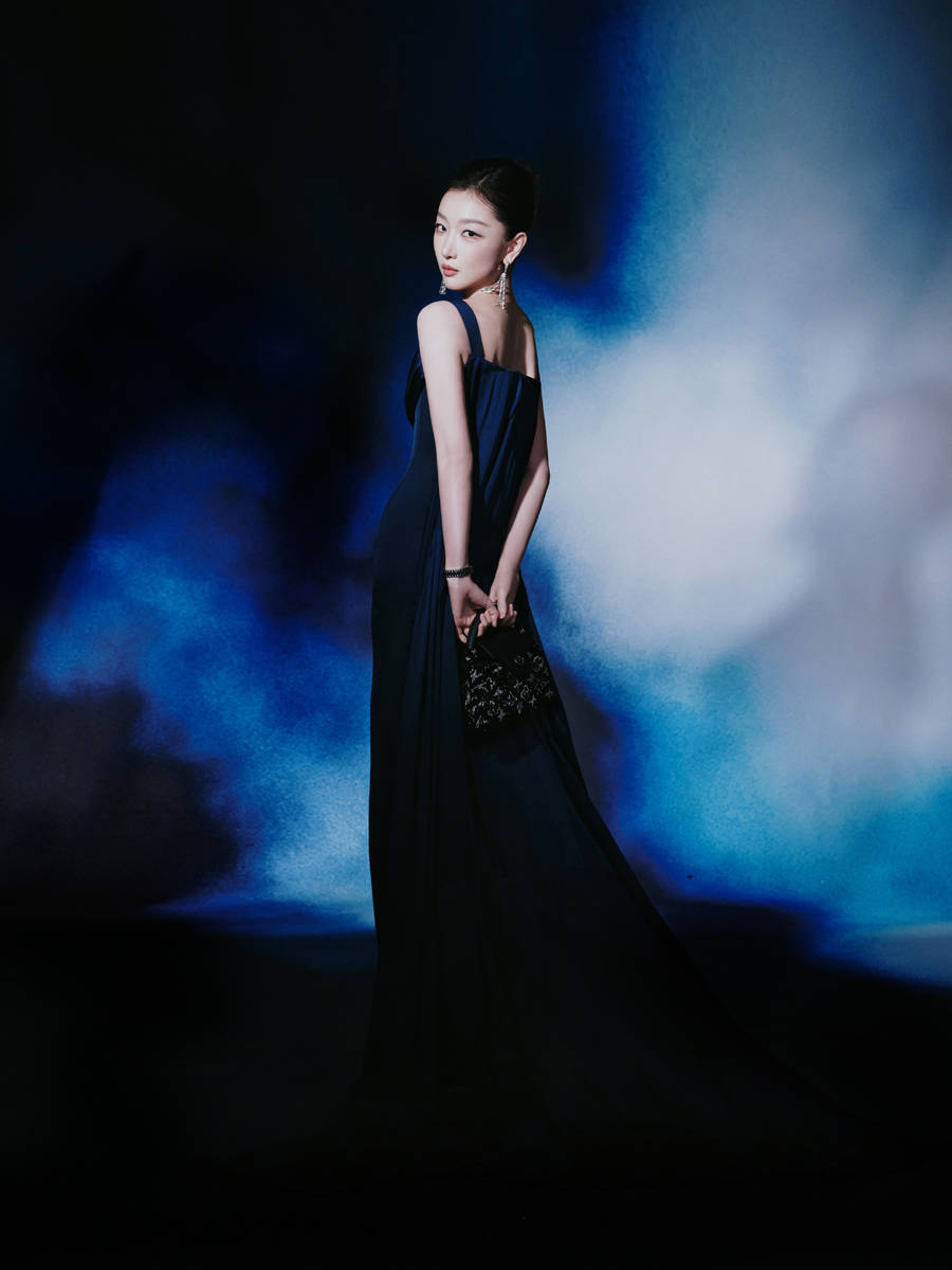 周冬雨穿黑色礼服腰肢纤细 梳复古盘发气质优雅