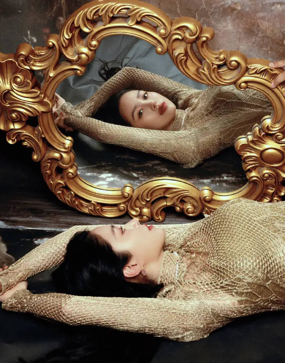 杨采钰穿鎏金长裙古典大气 躺在镜子前红唇吸睛