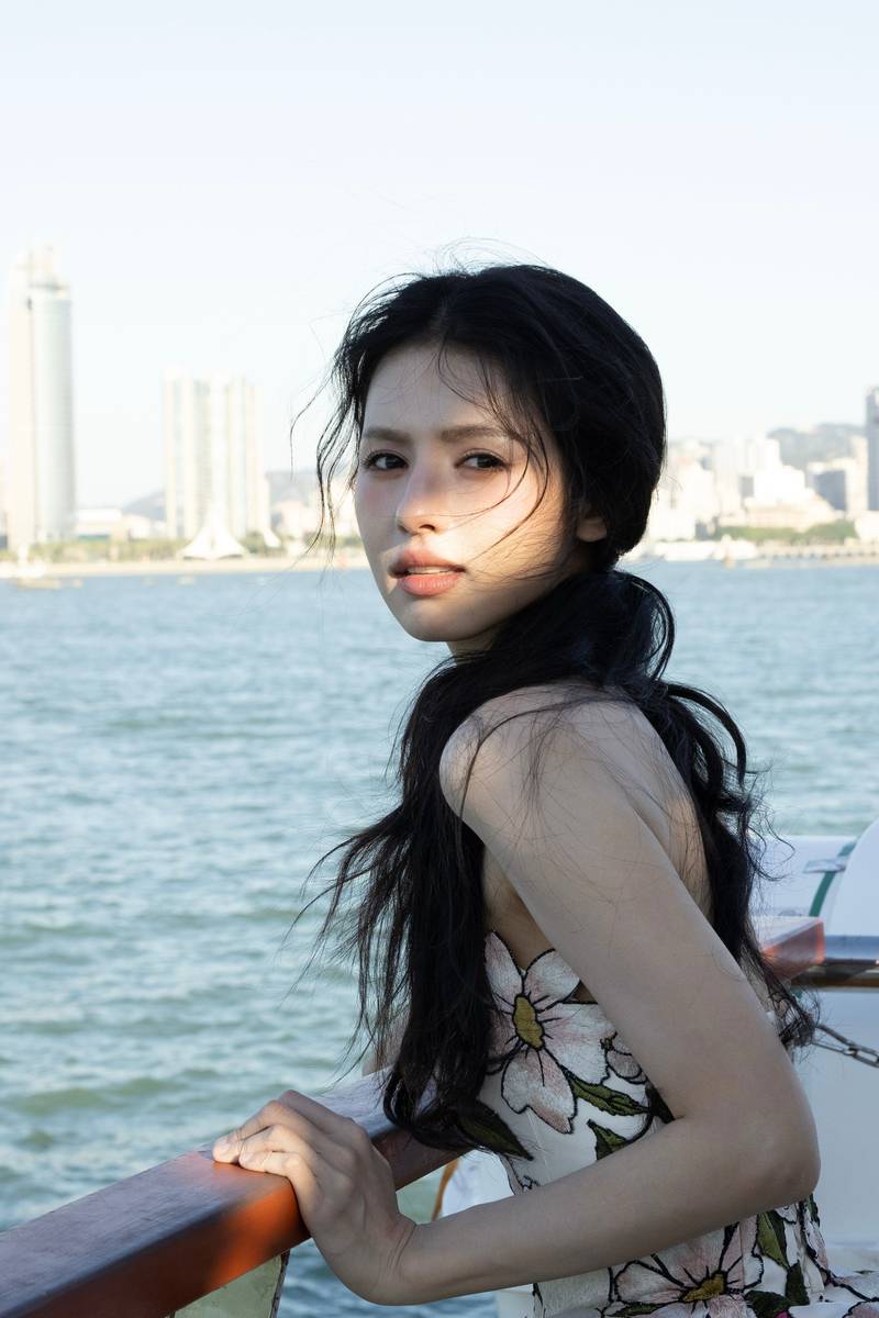 鹤男化身落跑公主清冷回眸 扎单麻花辫氛围感拉满