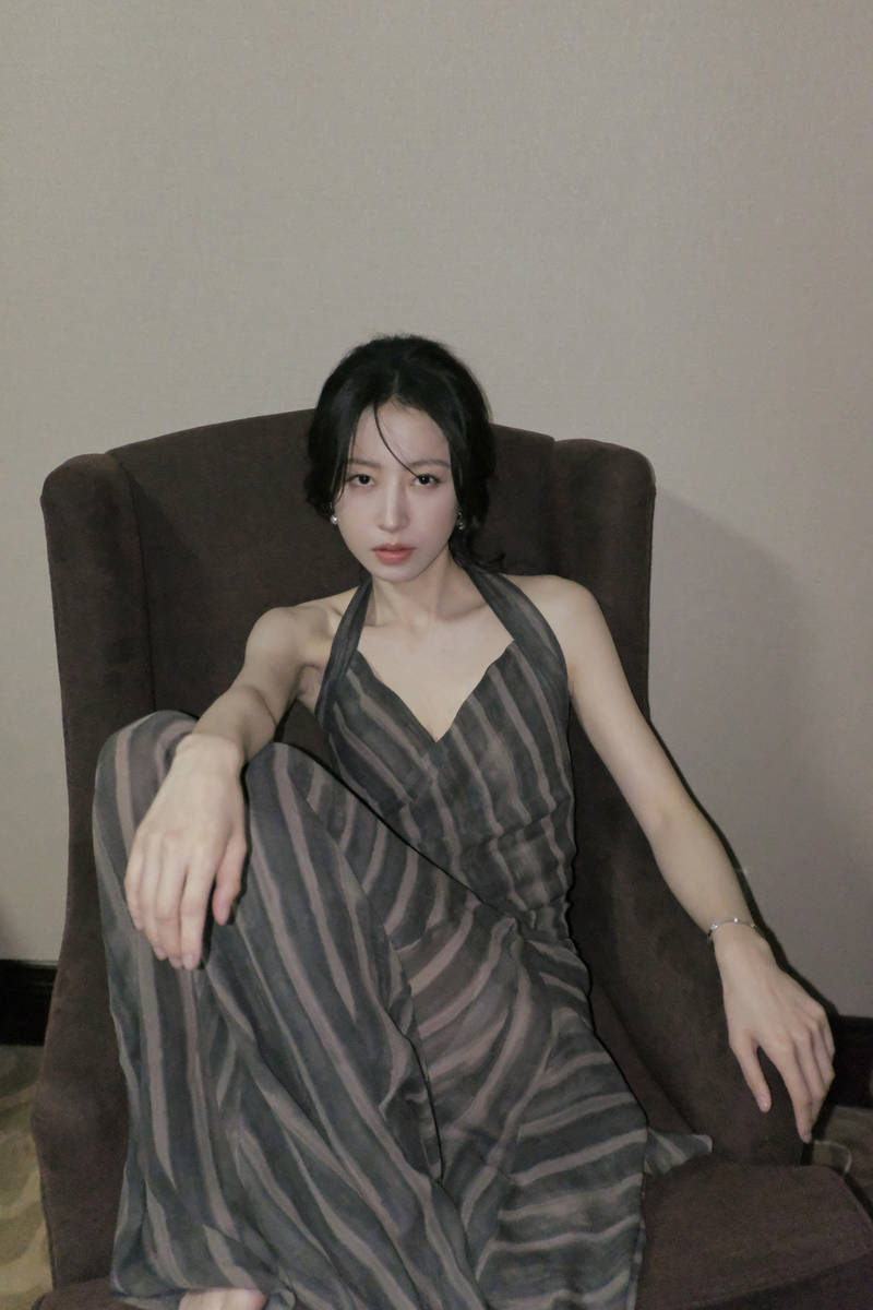 周雨彤穿挂脖长裙慵懒松弛 锁骨线条吸睛性感迷人-第3张图片-旧杳电影网