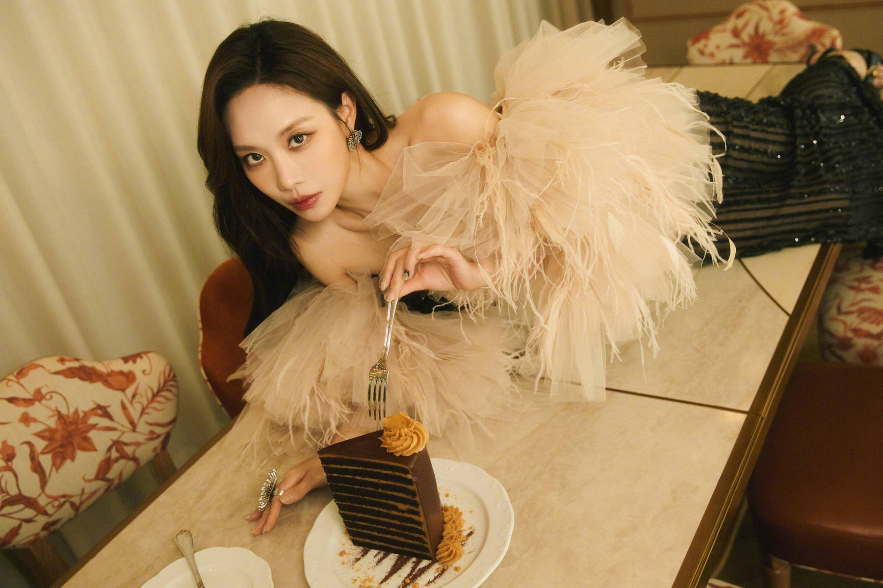 王霏霏穿抹胸露小蛮腰 手持甜品表情诱惑纯欲撩人