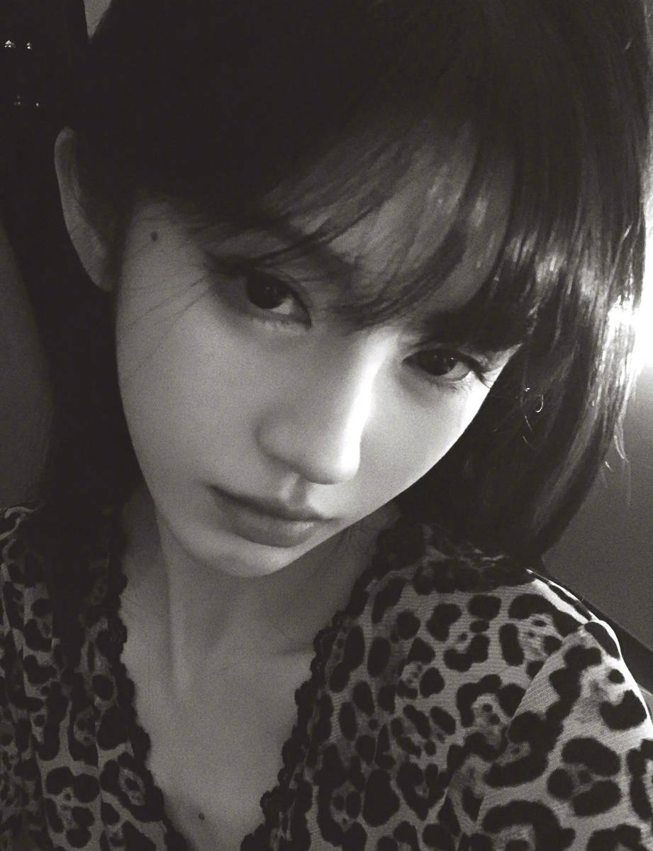 鞠婧祎穿豹纹上衣散发纯欲诱惑 黑发红唇性感慵懒