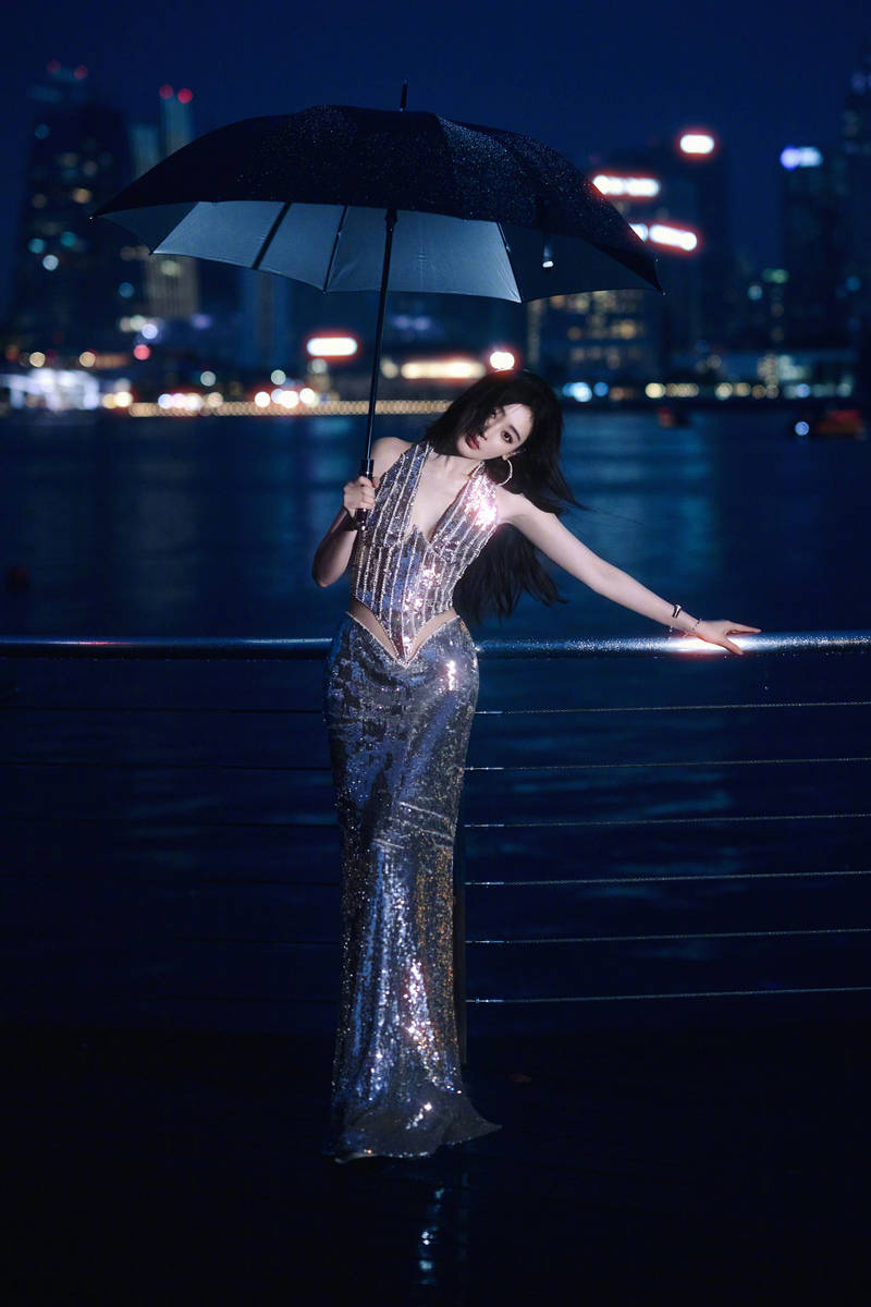 张天爱穿深V长裙格外吸睛 撑伞回眸尽显成熟诱惑