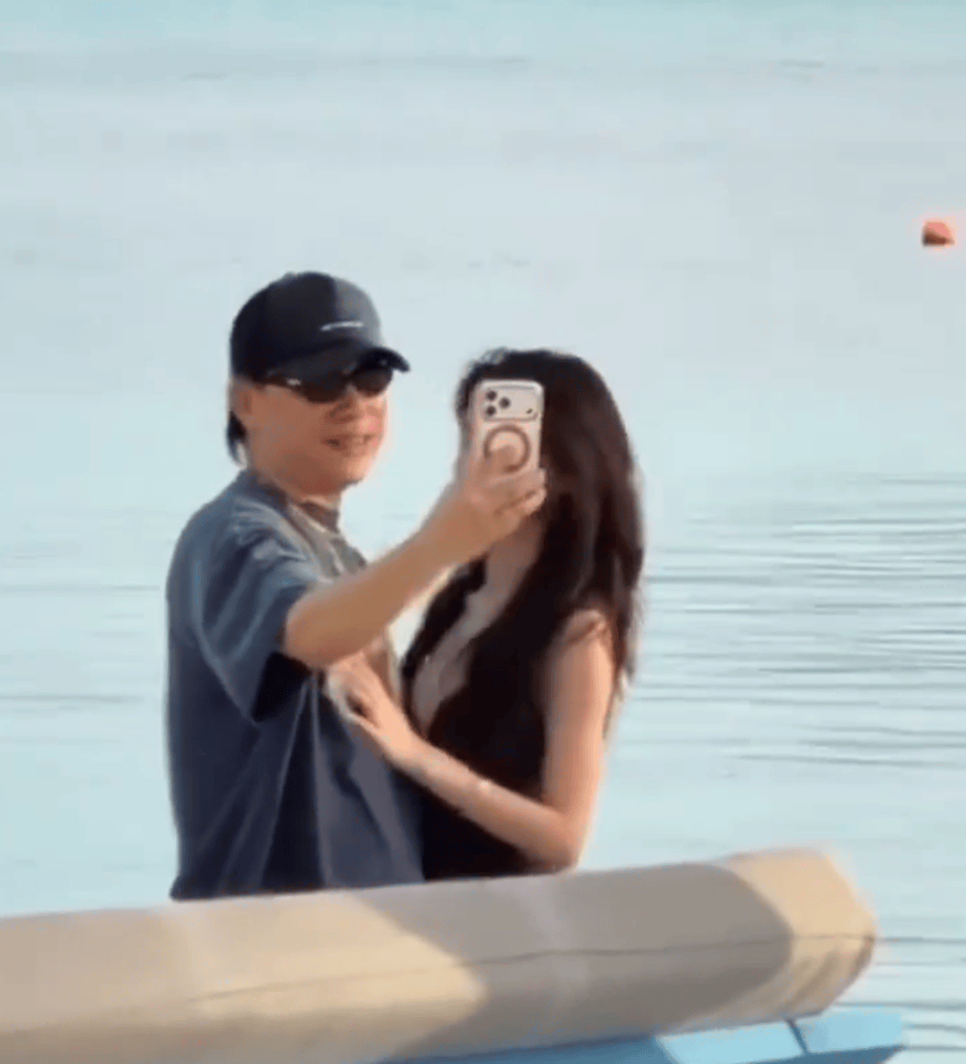 胡彦斌易梦玲亲密搂抱火辣激吻 两人恋情疑似曝光