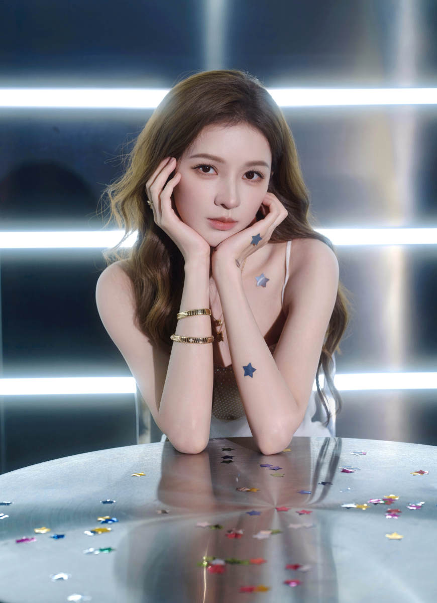 张予曦穿白吊带短裙灵动可爱 身材纤细明媚又大方