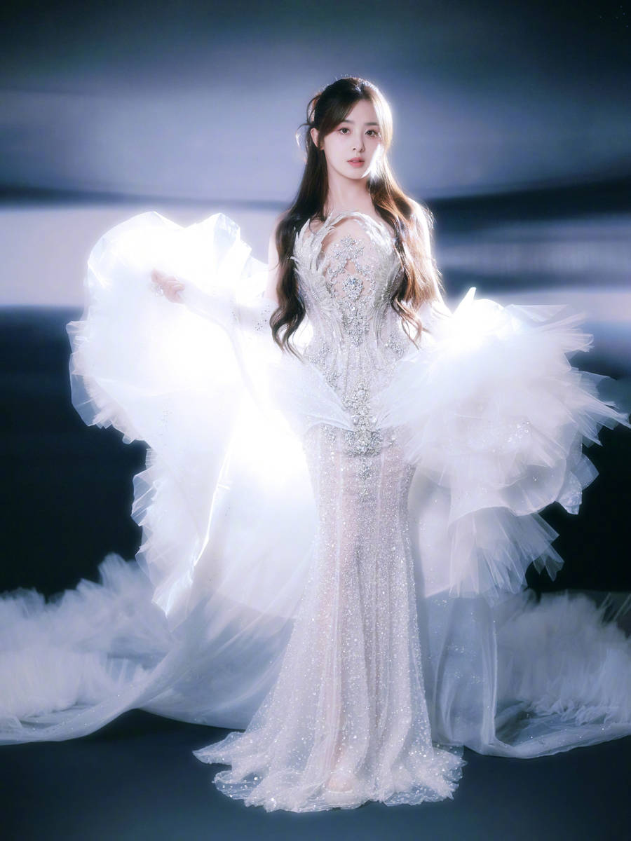 张含韵一身白裙化身优雅白天鹅 看向远方眼神温柔