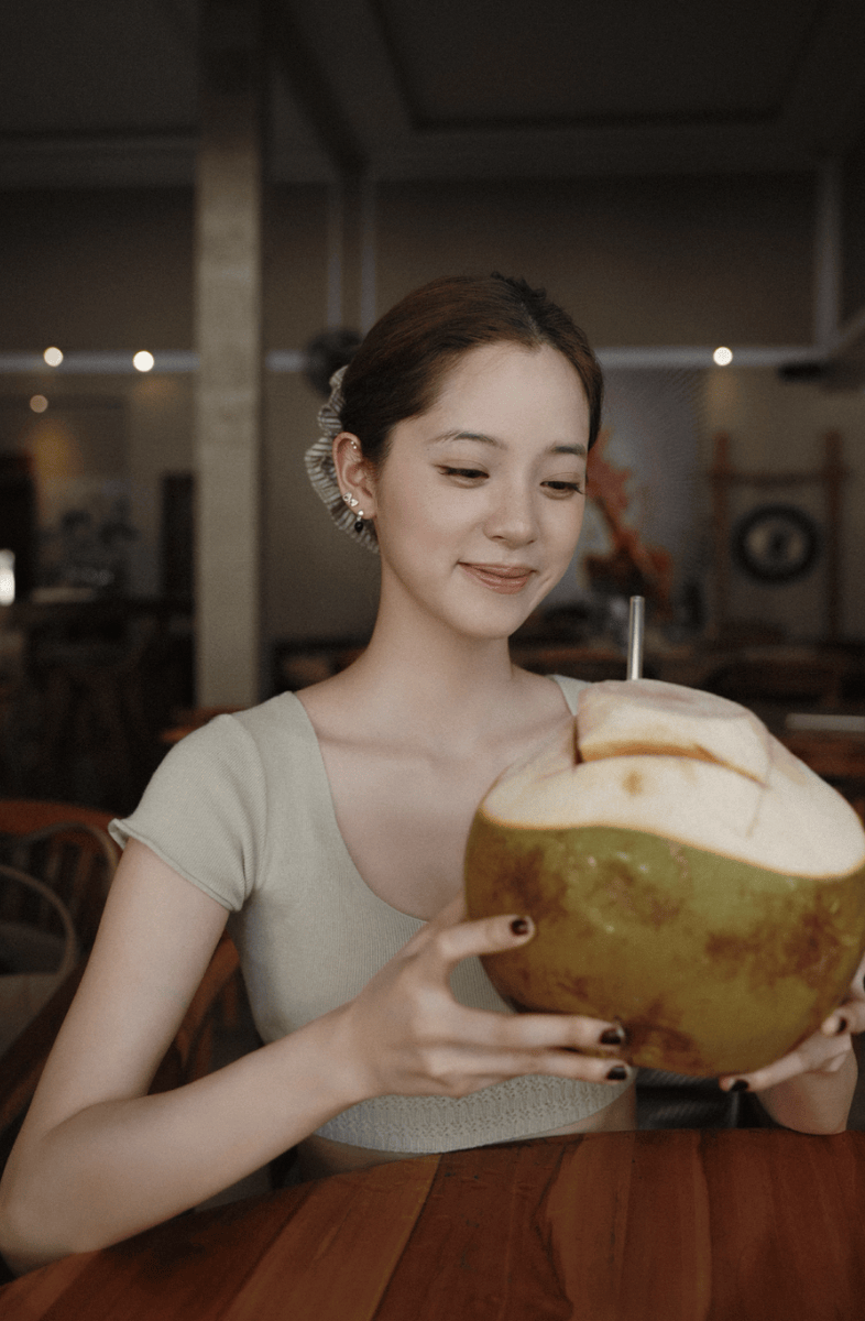 欧阳娜娜碎花裙融入自然里 静止与流动都透着美好-第6张图片-旧杳电影网