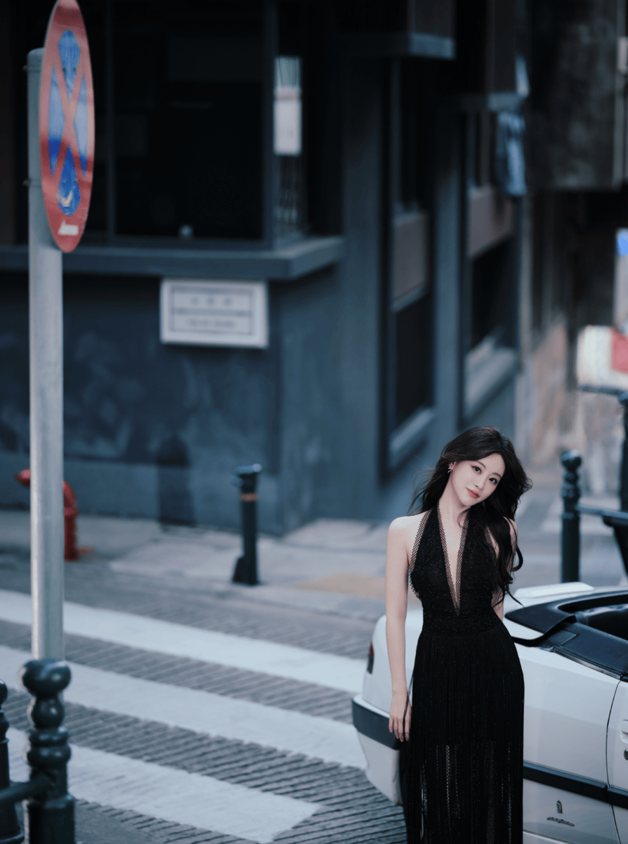 祝绪丹黑裙衬出纤柔身形 街头抱玫瑰尽显慵懒明艳