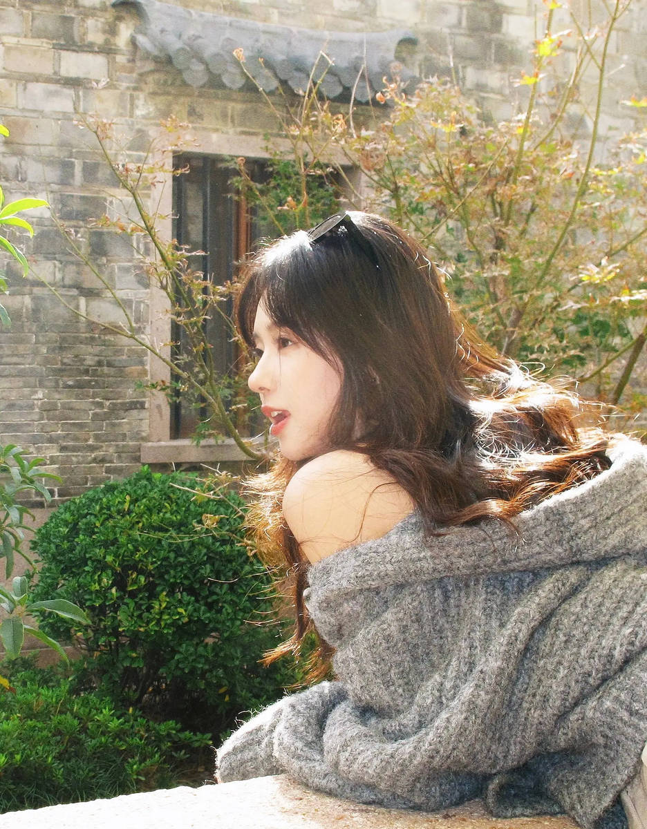 郑合惠子穿针织外套露香肩！甜笑wink少女感十足-第5张图片-旧杳电影网