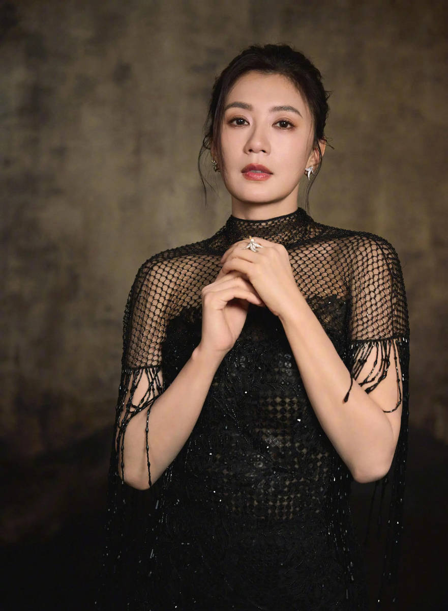 贾静雯穿黑色亮片礼服气场强大 大秀美背性感火辣