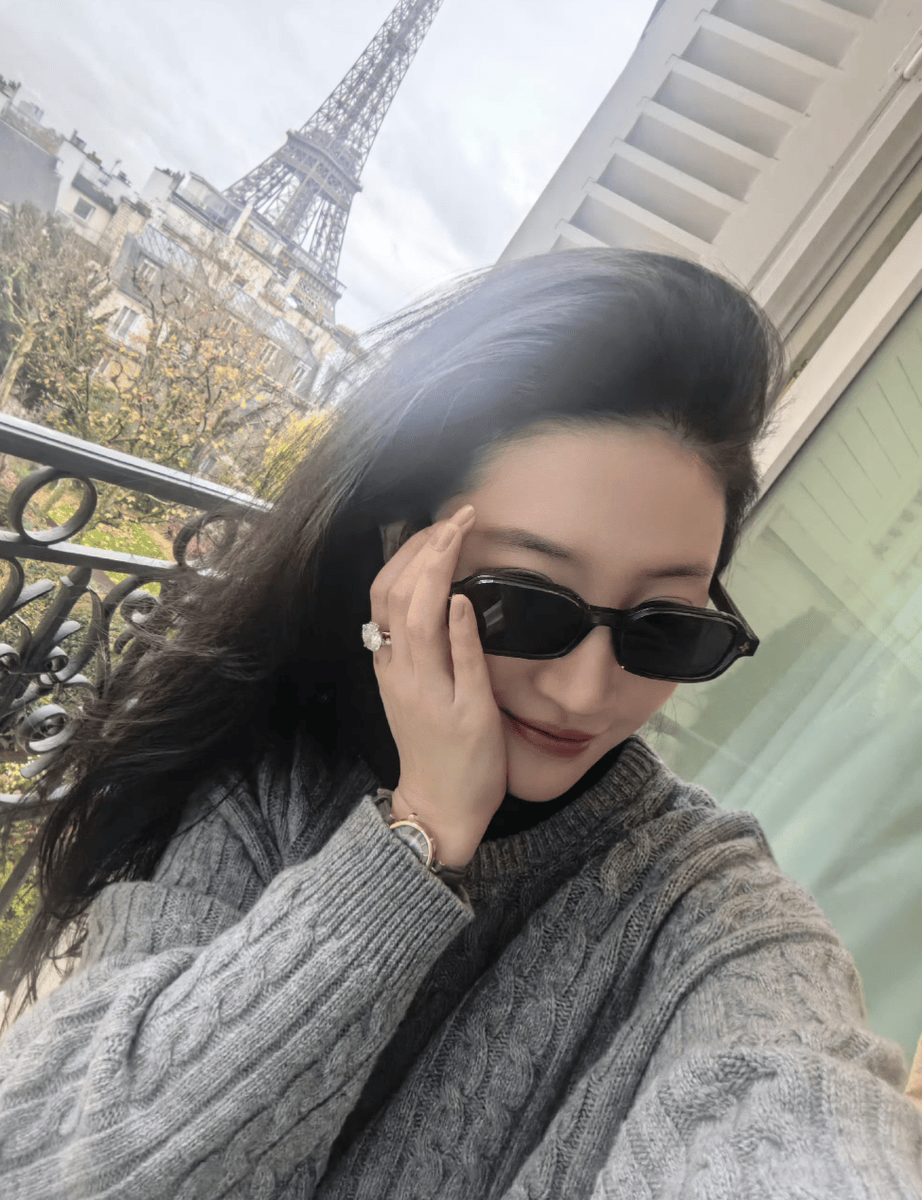 刘亦菲休闲穿搭状态松弛 漫步街头自由随性